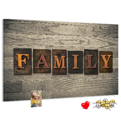 Kurkbord familiebrieven op een houten achtergrond