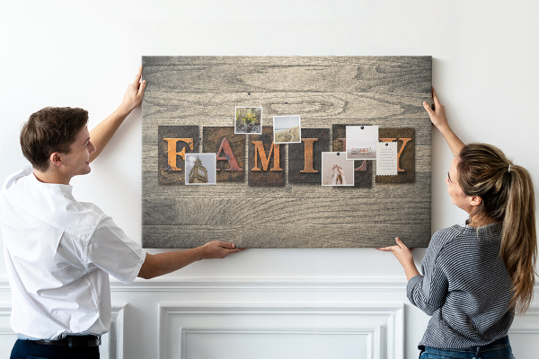 Kurkbord familiebrieven op een houten achtergrond