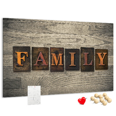 Kurkbord familiebrieven op een houten achtergrond