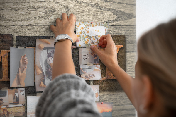 Kurkbord familiebrieven op een houten achtergrond