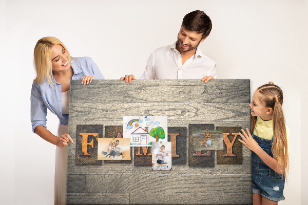 Kurkbord familiebrieven op een houten achtergrond