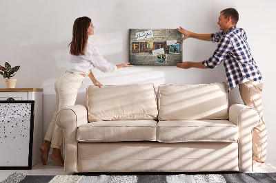 Kurkbord familiebrieven op een houten achtergrond