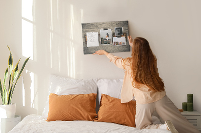 Kurkbord familiebrieven op een houten achtergrond