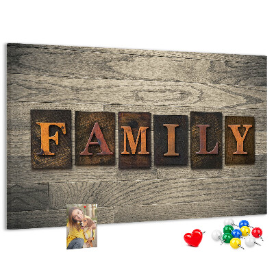 Kurkbord familiebrieven op een houten achtergrond