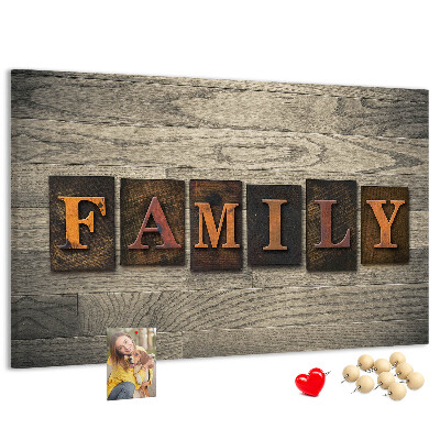 Kurkbord familiebrieven op een houten achtergrond