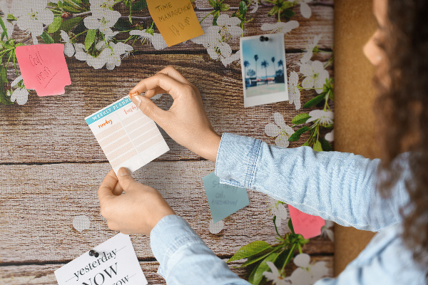 Kurk prikbord met een achtergrond van bloemen op een houten plank