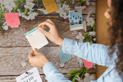 Kurk prikbord met een achtergrond van bloemen op een houten plank