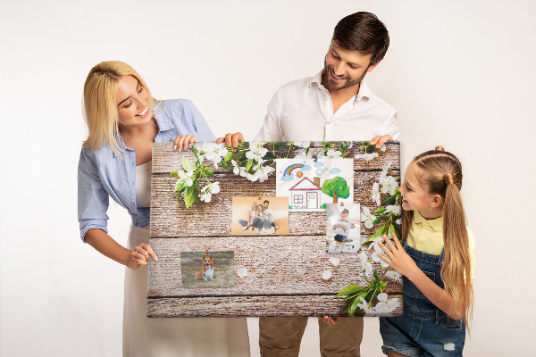 Kurk prikbord met een achtergrond van bloemen op een houten plank