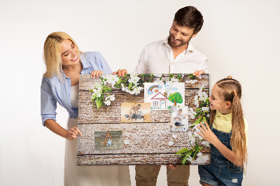 Kurk prikbord met een achtergrond van bloemen op een houten plank