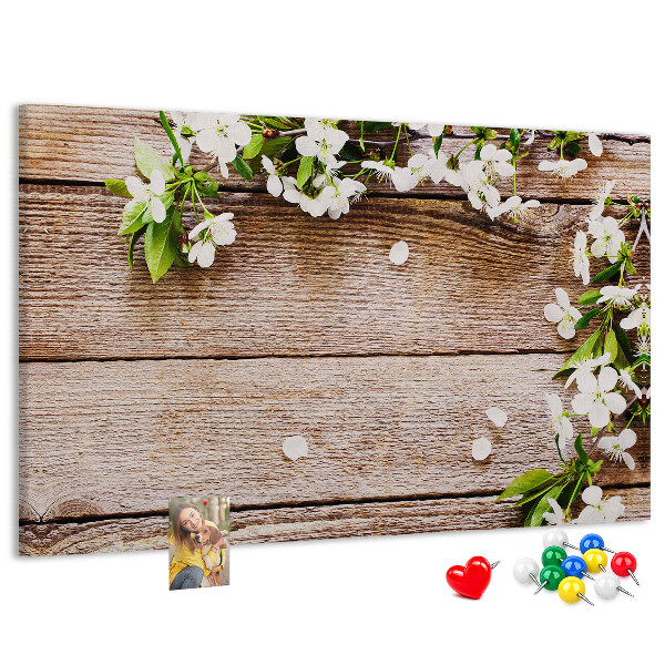 Kurk prikbord met een achtergrond van bloemen op een houten plank