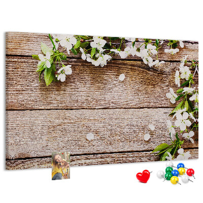 Kurk prikbord met een achtergrond van bloemen op een houten plank