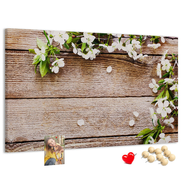 Kurk prikbord met een achtergrond van bloemen op een houten plank