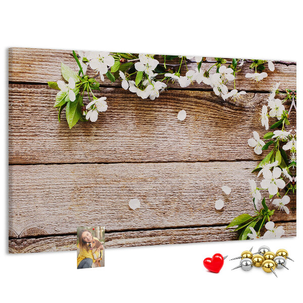 Kurk prikbord met een achtergrond van bloemen op een houten plank