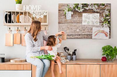 Kurk prikbord met een achtergrond van bloemen op een houten plank