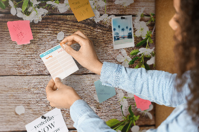 Kurk prikbord met een achtergrond van bloemen op een houten plank