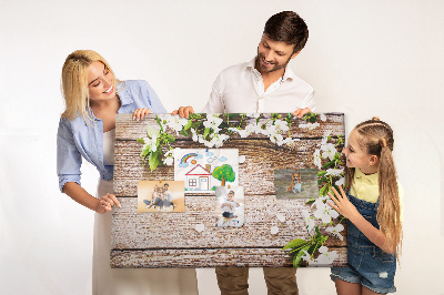 Kurk prikbord met een achtergrond van bloemen op een houten plank