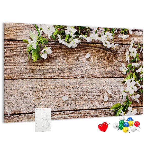 Kurk prikbord met een achtergrond van bloemen op een houten plank