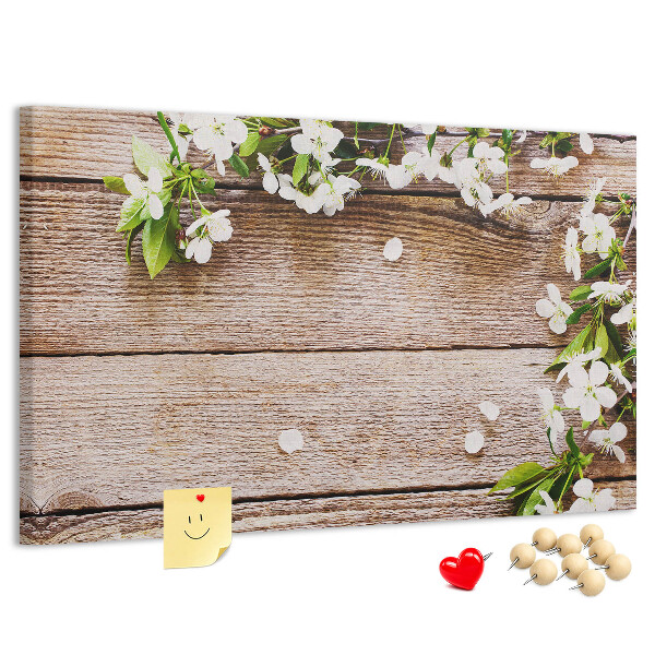 Kurk prikbord met een achtergrond van bloemen op een houten plank
