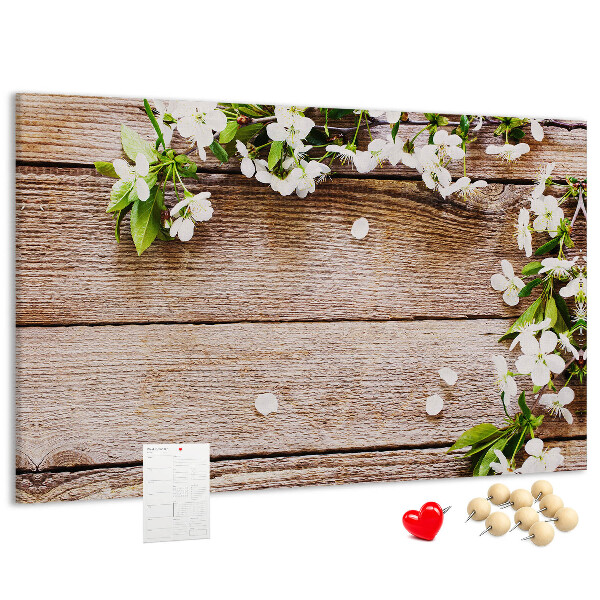 Kurk prikbord met een achtergrond van bloemen op een houten plank
