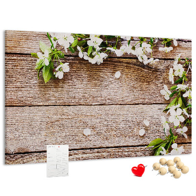 Kurk prikbord met een achtergrond van bloemen op een houten plank