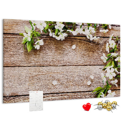 Kurk prikbord met een achtergrond van bloemen op een houten plank