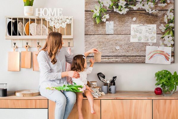 Kurk prikbord met een achtergrond van bloemen op een houten plank