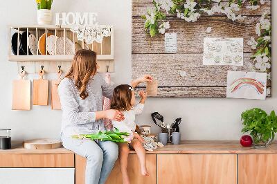Kurk prikbord met een achtergrond van bloemen op een houten plank