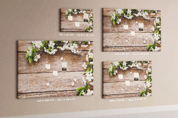 Kurk prikbord met een achtergrond van bloemen op een houten plank