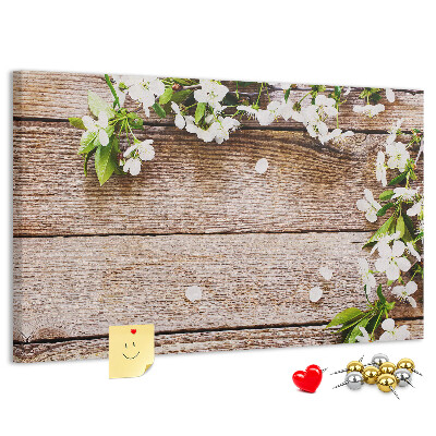 Kurk prikbord met een achtergrond van bloemen op een houten plank