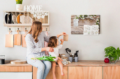 Kurk prikbord met een achtergrond van bloemen op een houten plank
