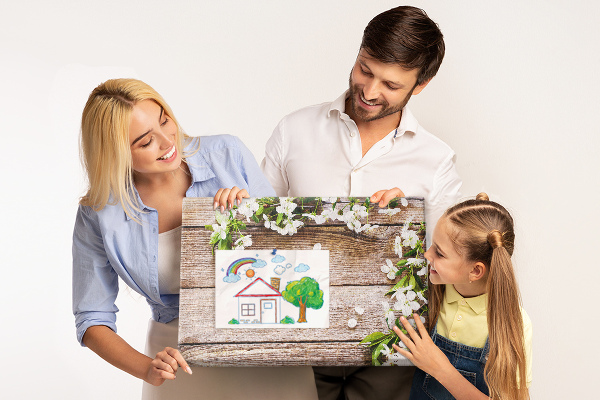 Kurk prikbord met een achtergrond van bloemen op een houten plank