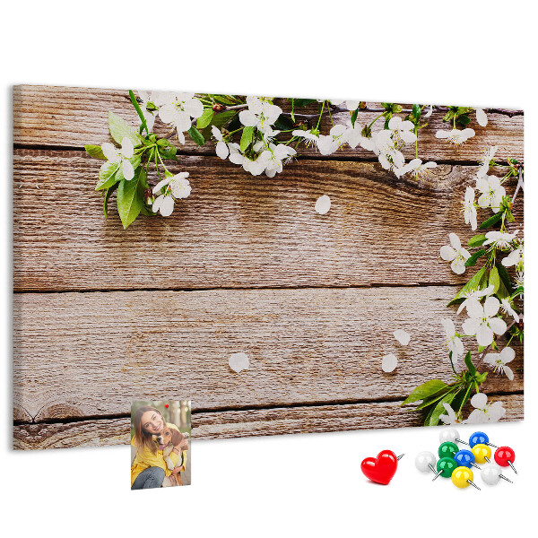 Kurk prikbord met een achtergrond van bloemen op een houten plank