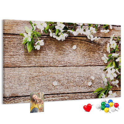 Kurk prikbord met een achtergrond van bloemen op een houten plank