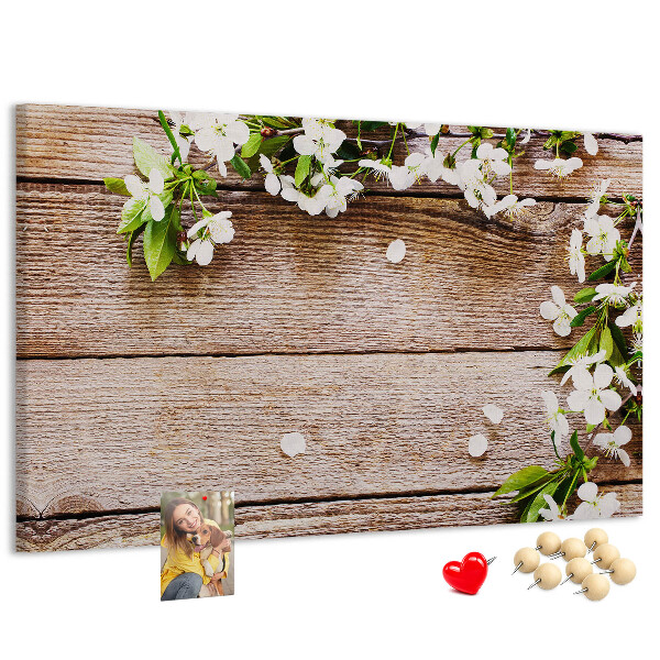 Kurk prikbord met een achtergrond van bloemen op een houten plank