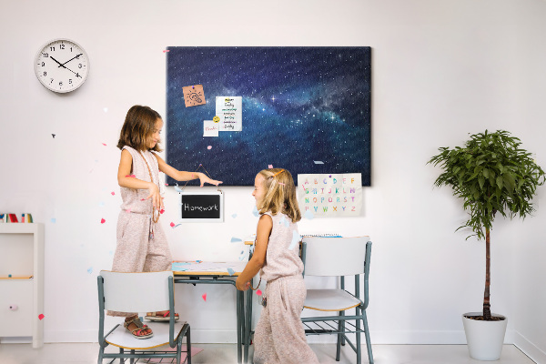 Prikbord met een kosmische ruimte en fonkelende sterren