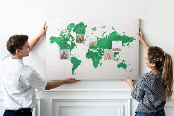 Prikbord met een groene aquarel wereldkaart