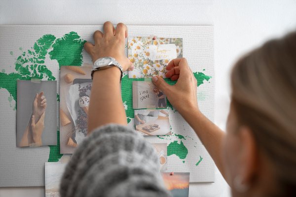 Prikbord met een groene aquarel wereldkaart