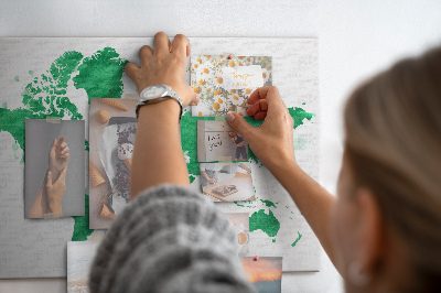 Prikbord met een groene aquarel wereldkaart