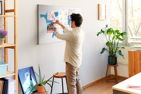 Prikbord met een blauwe wereldkaart op een witte achtergrond