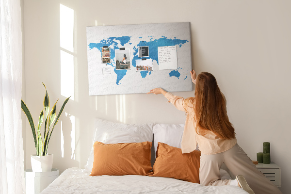 Prikbord met een blauwe wereldkaart op een witte achtergrond
