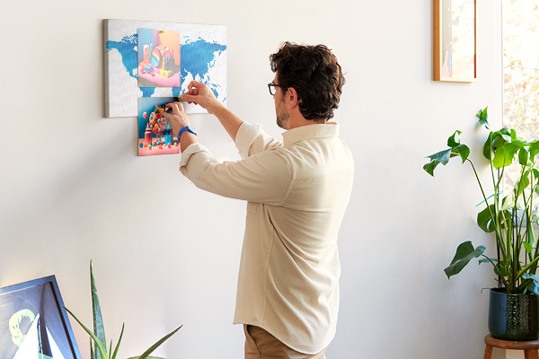 Prikbord met een blauwe wereldkaart op een witte achtergrond