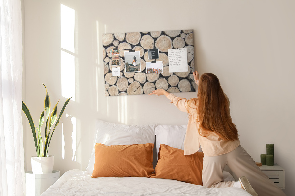 Kurkbord met natuurlijke houten cirkels als achtergrond