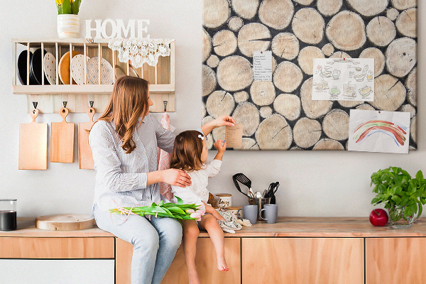 Kurkbord met natuurlijke houten cirkels als achtergrond