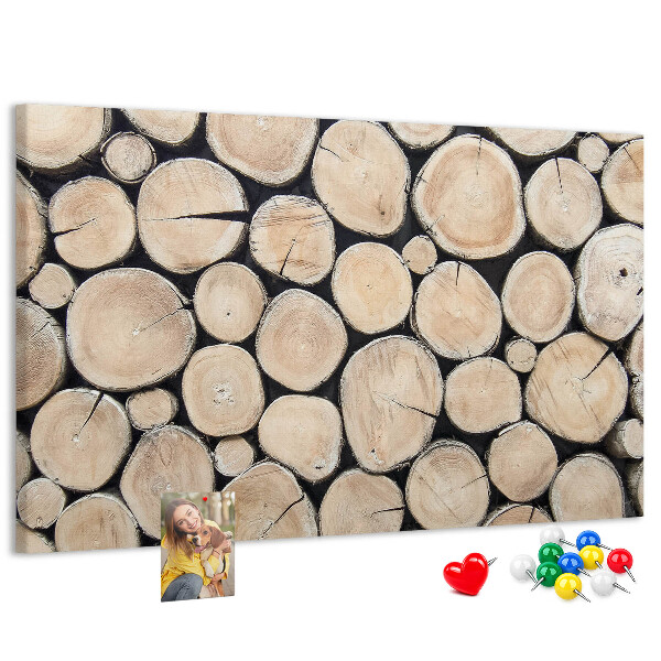 Kurkbord met natuurlijke houten cirkels als achtergrond