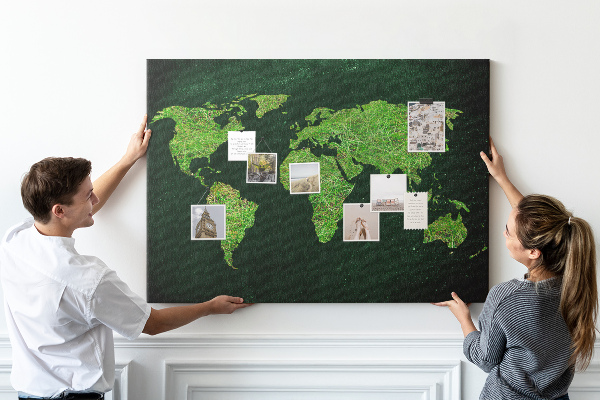 Kurk prikbord met een groene wereldkaart inclusief wegennet