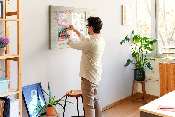 Wereldkaart prikbord met een ontwerp in woorden en kleuren