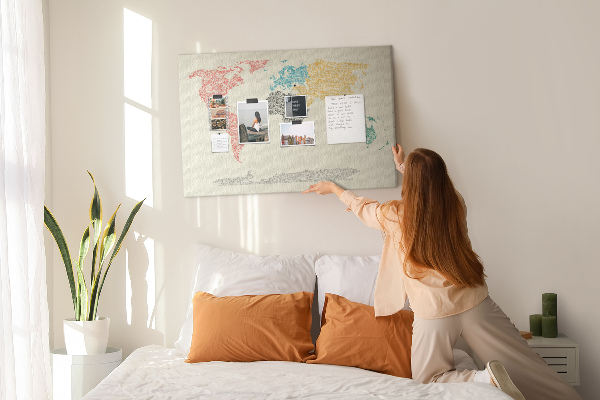 Wereldkaart prikbord met een ontwerp in woorden en kleuren