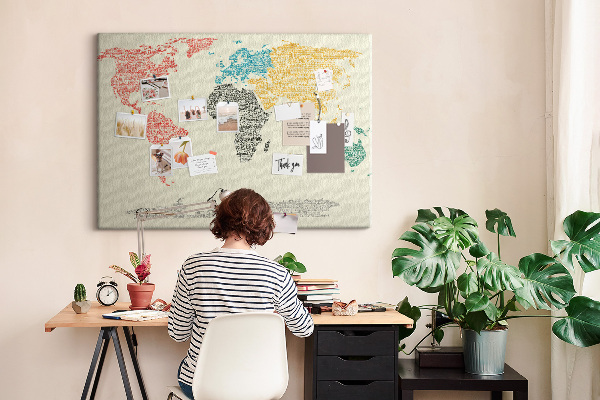 Wereldkaart prikbord met een ontwerp in woorden en kleuren