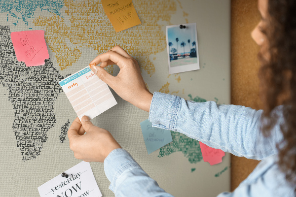 Wereldkaart prikbord met een ontwerp in woorden en kleuren