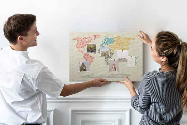 Wereldkaart prikbord met een ontwerp in woorden en kleuren